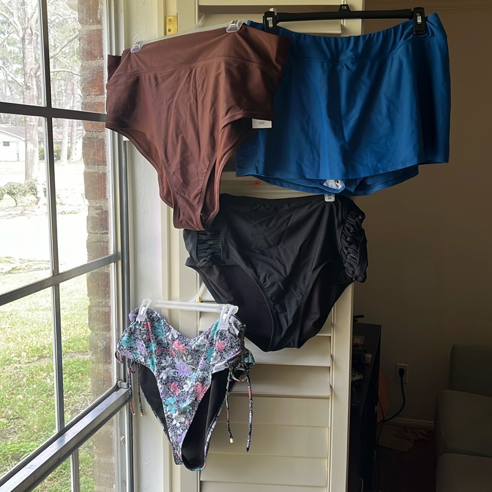 4/$25 SALE BUNDLED LOT of four women’s swimsuit bottoms size 1XL